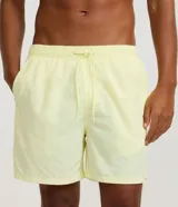 Bermuda masculina de microfibra color amarillo pálido, con cintura elástica ajustable mediante cordón y bolsillos laterales.