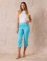 Pantalón capri blanco de tencel elastizado, marca Ruby Rd. Tiene pretina ancha elastizada, bolsillos simulados delanteros, bolsillos aplicados traseros, corte recto y terminación de ruedo desflecado.