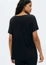 Remera blanca de corte holgado y mangas cortas.