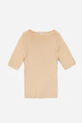 Sweater de punto color beige con rayas horizontales en naranja y blanco, de mangas cortas y cuello redondo.
