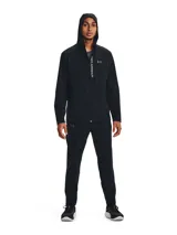Campera deportiva negra con capucha, cierre frontal completo, bolsillos laterales y logo de Under Armour en el pecho y en la manga. Confeccionada con tejido resistente al agua y al viento.
