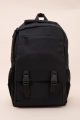 Mochila negra con dos compartimentos principales con cierre, un bolsillo frontal con cierre, un bolsillo frontal con hebillas y dos bolsillos laterales de red. Tiene asa de mano y correas acolchadas ajustables.