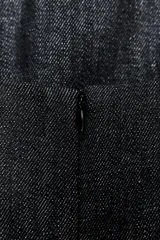 Top strapless de denim color azul oscuro, con corte recto y bajo asimétrico. Cierre con cremallera oculta en la costura.