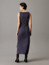 Vestido largo de punto milano color azul con cuello barco y panel trasero recortado.