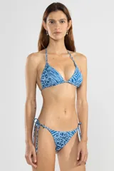 Bottom de bikini azul con estampado animal print y tiras laterales ajustables.