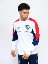 Buzo blanco de felpa con cortes y cambios de color en rojo y azul. Logo de Umbro y escudo del Club Nacional de Football en el pecho.