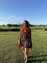 Chal tejido en algodón color negro con flecos en los bordes.