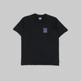 Remera negra de manga corta con cuello redondo y logo de la marca Dickies estampado en el pecho.