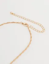 Cadena corta dorada con dije de la letra A cubierto de strass.