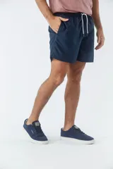 Short de baño liso color azul marino, con dos bolsillos delanteros y uno trasero.
