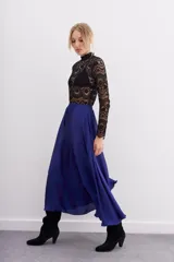 Falda larga evasé color azul eléctrico, con cintura elastizada y caída voluminosa.