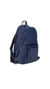 Mochila negra de tela impermeable con detalles en cuero sintético. Tiene un compartimento principal con cierre, un bolsillo frontal con cierre y un compartimento interno para notebook de 15 pulgadas.