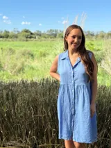 Vestido camisero azul sin mangas de lino italiano, con botones de nácar y corte a la rodilla.