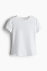 Remera deportiva corta blanca de tejido funcional suave confeccionado con DryMove™, que ayuda a absorber el sudor y mantenerse fresco. Modelo de manga corta con cuello redondo y bajo recto, de corte ajustado.