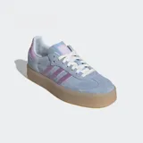 Championes Adidas Sambae celestes con detalles en lila y suela de goma color caramelo.