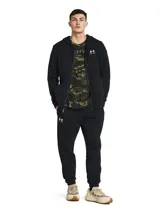 Pantalón de jogging Under Armour color beige, de corte holgado, con cintura elástica ajustable con cordón y puños acanalados.