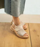 Sandalias de cuero color suela con plataforma y hebilla ajustable.