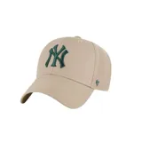 Gorra de béisbol color beige con logo de los New York Yankees bordado en verde en el frente y logo de la marca 47 bordado en el lateral.
