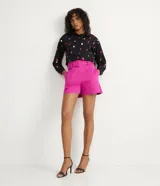 Camisa de manga larga negra con estampado de corazones multicolores.