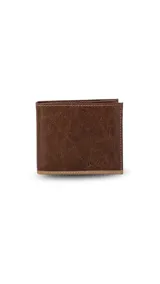 Billetera de cuero lisa color negro con ribete marrón claro. Cuenta con compartimento para billetes, visor transparente y espacio para cinco tarjetas.
