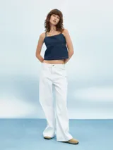 Top azul de denim con breteles finos y corte crop.