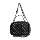 Cartera bandolera pequeña de cuero sintético negro con diseño acolchado en forma de rombos. Tiene asa corta superior y correa larga de cadena metálica plateada. Cierre superior con doble cremallera, forro interior textil y bolsillo interno con cierre.
