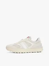 Zapatillas Tommy Jeans de estilo running, color blanco hueso, con exterior de ante, interior de poliéster y suela gruesa de goma con tacos. Presentan paneles con mezcla de texturas y detalles distintivos de la marca.