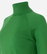 Blusa de punto color blanco, con cuello alto, manga larga y diseño liso.