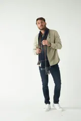 Camisa de hombre color marrón con efecto stone wash, fit regular, cuello americano, cierre con botones, dos bolsillos frontales con botón y mangas largas con puños abotonados.