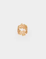 Anillo dorado con diseño de hojas caladas.