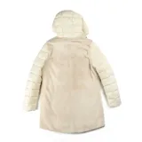 Campera blanca con capucha, cierre frontal y bolsillos con cierre. Tiene efecto de pelo sintético en el frente y dorso, y está confeccionada en poliéster y nylon.