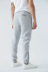 Pantalón de jogging negro de felpa con logo estampado y en goma, bolsillos con cierre, cierres en los tobillos, cintura ajustable y puños.