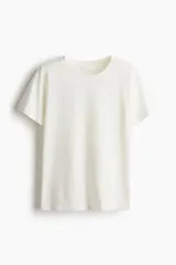 Remera de manga corta color blanco, de corte recto y cuello redondo.
