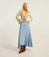 Pollera midi de jeans celeste claro con diseño de recortes y bajo irregular deshilachado. Presenta cintura con trabillas y cierre frontal.