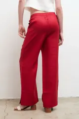 Pantalón color arena, de corte recto y tiro alto, confeccionado en lino.