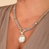 Conjunto de collar y aros en plata 925 y oro, con dije de nácar circular.