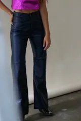 Pantalón de cuero vacuno metalizado color azul oscuro, de corte recto.