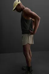 Shorts de running color verde oliva confeccionados en tejido técnico ligero y elástico con forro interior. Cintura elástica ajustable con cordón interior, bolsillo multifunción en la malla interior, bajo con corte al láser y logo estampado en la pernera.