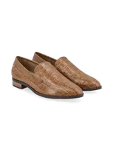 Mocasín plateado con estampado de cocodrilo, de cuero, con terminación en punta y remache metálico con logo de marca.
