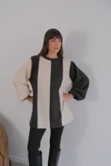 Buzo de mangas largas con diseño de bloques de color en marrón, gris y beige.