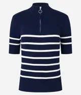 Blusa de tejido de punto acanalado color blanco con rayas horizontales azul marino, cuello polo con cierre metálico y mangas cortas.