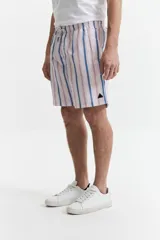 Short de baño largo a rayas verticales en tonos rosa, azul y blanco. Tiene cintura elástica con cordón ajustable, dos bolsillos laterales y uno trasero.