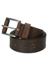 Cinturón de cuero marrón con hebilla metálica rectangular color plata envejecida y logo RFK grabado en la trabilla.