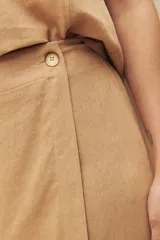 Short color beige con diseño cruzado y cierre con botón lateral.