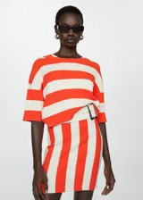 Vestido corto de punto acanalado a rayas verticales naranjas y blancas, con cuello redondo y sisas anchas.