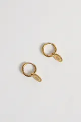 Par de aros dorados tipo argolla con dije colgante circular con diseño de sol.