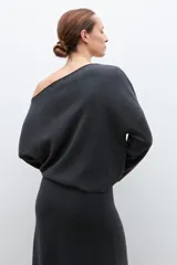 Sweater gris melange de tejido de punto, con escote asimétrico y mangas largas.