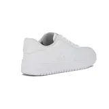 Championes blancos acordonados, de estilo deportivo.