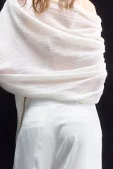 Pantalón sastrero blanco tobillero de tiro alto, con cierre y botón, bolsillos al bies, bolsillos traseros decorativos y piernas amplias con pliegues adelante y atrás. Confeccionado en tejido liviano de lino y viscosa.