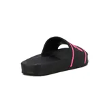 Chancletas negras con tira ancha que lleva el logo de Fila en color rosa neón. La plantilla es texturizada para mayor agarre.